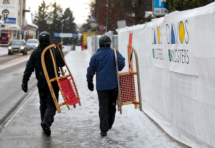 Przechodnie z sankami obok centrum kongresowego Forum Ekonomicznego. Davos. 24. stycznia 2011 r.