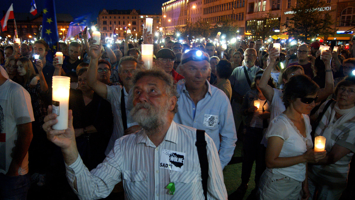 Kończy się gorący rok w polityce. Kolejne reformy rządu PiS odbijały się szerokim echem, również w stolicy Wielkopolski. I to one z pewnością na dłużej zapiszą się w pamięci mieszkańców Poznania, który umocnił swoją pozycję jako "wolne miasto", m.in. ostro sprzeciwiając się reformie sądownictwa. W 2017 roku nie zabrakło też wydarzeń oraz konfliktów, które nasze miasto zapamięta na długo. Prezentujemy nasz subiektywny przegląd najważniejszych i najczęściej komentowanych wydarzeń z Poznania.