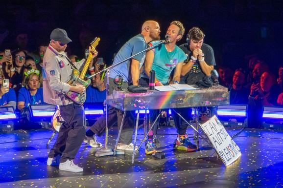 DECENIJAMA SKRIVAN OD JAVNOSTI Akustični snimak pesme "The World Is Not Enough" Krisa Martina na velikoj aukciji grupe "Koldplej"