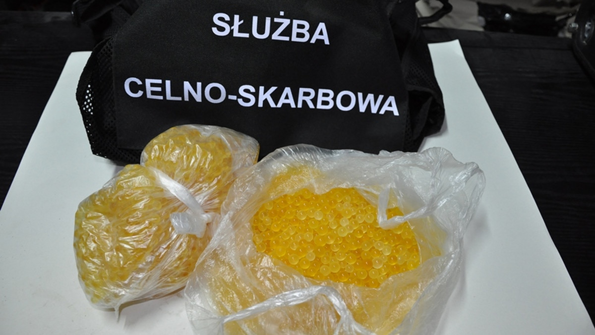 Funkcjonariusze Świętokrzyskiego Urzędu Celno-Skarbowego w Kielcach podczas jednej z kontroli w Ostrowcu Świętokrzyskim znaleźli aż 44 kilogramy bursztynu. Kamienie samochodem dostawczym na ukraińskich numerach rejestracyjnych przewozili dwaj mężczyźni. – Według wstępnych ustaleń znaleziony bursztyn pochodzi zza wschodniej granicy i miał być dostarczony do jubilera z Warszawy – informują celnicy.