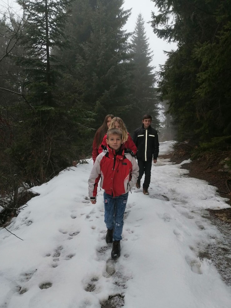 Kroz sume i preko goleti malisani iz Blata putuju i cetiri sata do skole 2 foto Z Saponjic