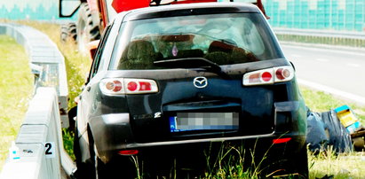 Wypadek na A1. Auto wjechało w koszących trawę