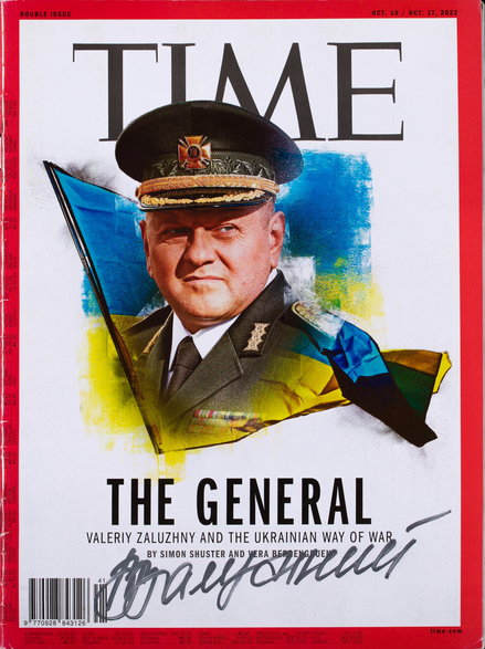 Na tegorocznej aukcji zostanie zaprezentowany nietypowy dla niej obiekt, jest to okładka magazynu Time z podpisem generała Valeriya Zaluzhny’ego, naczelnego dowódcy ukraińskiej armii