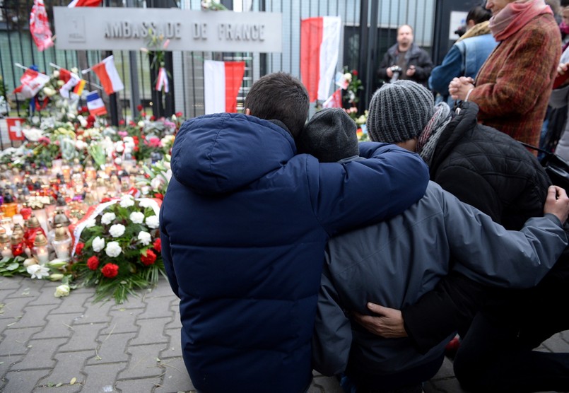 Prefekt paryskiej policji informuje o: -18 zabitych przy ulicy Charonne - 5-ciu przy de la Fontaine au Roi - co najmniej 12-tu na skrzyżowaniu ulic Alibert i Bichat - 1 osoba zginęła w rejonie stadionu Stade de France - są też dziesiątki ofiar w sali koncertowej Bataclan - według policji zginęło 8 terrorystów.