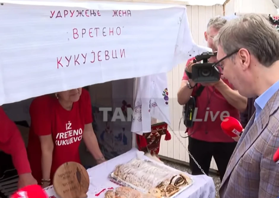 Vučić je obišao štandove sa domaćim proizvodima i razgovarao sa građanima.