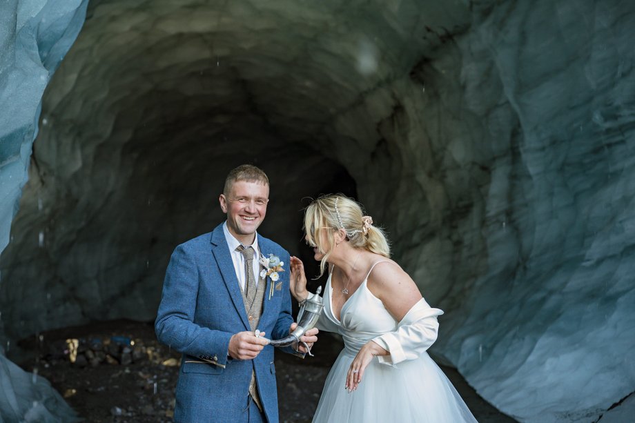 Chris Watson i Jemma Schofield wchodzą do lodowej jaskini wewnątrz islandzkiego lodowca.