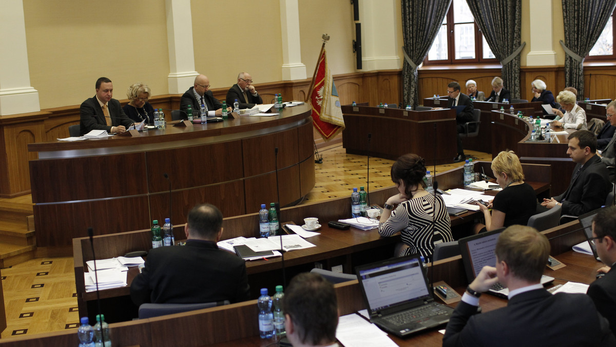 Prawo i Sprawiedliwość żąda złożenia mandatów przez 6 radnych olsztyńskiej rady miasta. Odpowiedni wniosek trafił do przewodniczącej rady. Według przedstawicieli PiS, te osoby mieszkają poza Olsztynem, a więc nie powinny być radnymi.