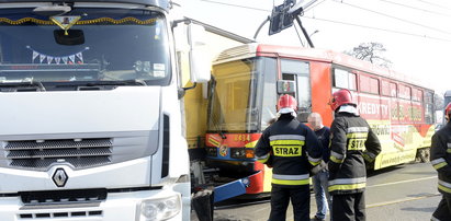 Zderzenie tramwaju i ciężarówki na Legnickiej