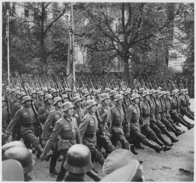 Parada niemieckich oddziałów w zdobytej Warszawie, 1939 r.