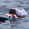 Surfer se oprašta od svog psa