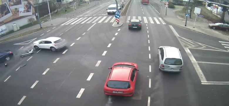 Latarnia uratowała życie pieszej. Groźny wypadek w Kaliszu