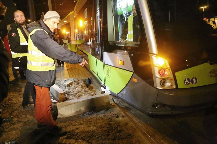 Tramwaje zatrzymane w Olsztynie przez krawężnik