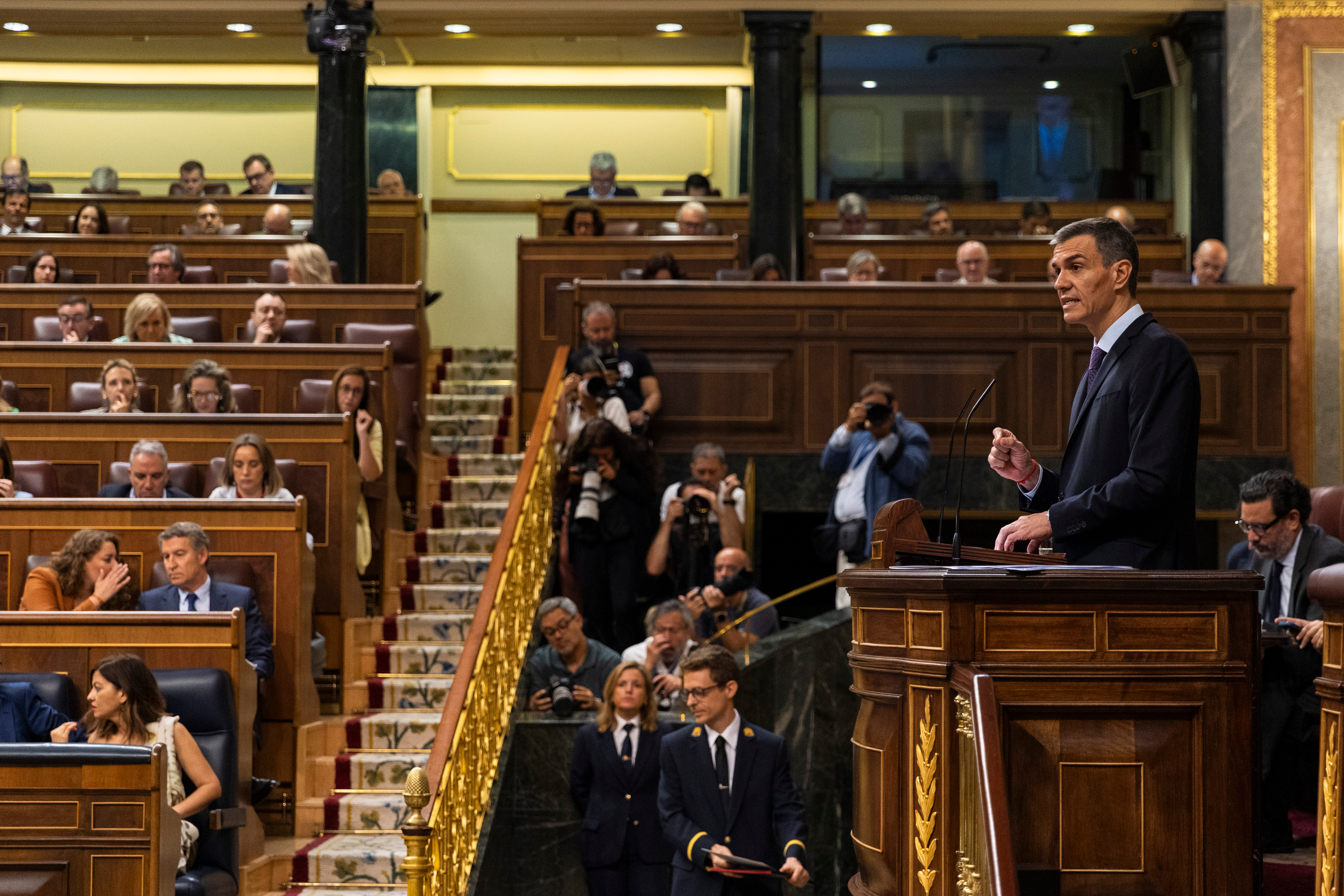 Sánchez comparece con su familia investigada y sin mayoría parlamentaria