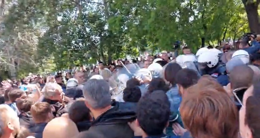 Sukob policije i demonstranata i studenata u Novom Sadu