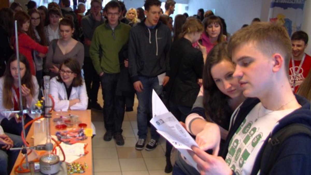 Collegium Medicum UMK w Bydgoszczy zaprosiło 6 marca wszystkich zainteresowanych jej działalnością. Władze uczelni starały się przekonać, że tu warto studiować. - Po tych studiach macie zagwarantowaną pracę - mówi prorektor prof. Jan Styczyński do kandydatów.