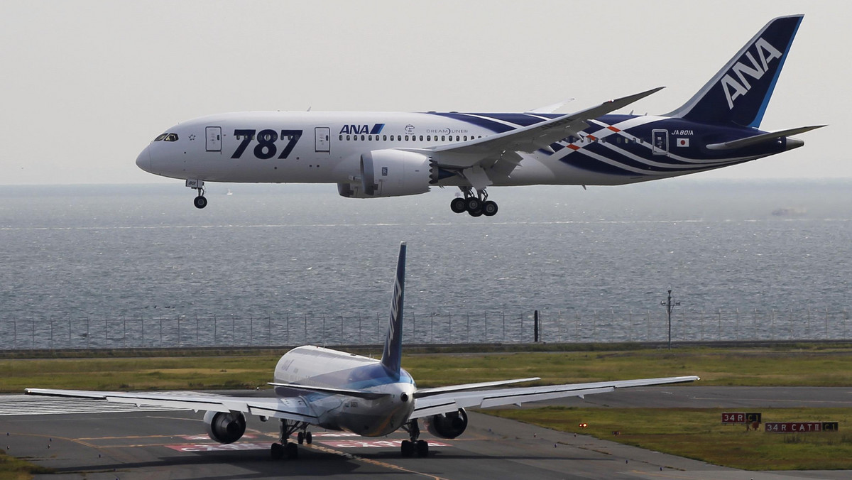 Boeing 787 Dreamliner wykonał w środę pierwszy lot komercyjny. Cztery godziny i osiem minut po starcie z Tokio maszyna japońskich linii All Nippon Airways wylądowała w Hongkongu.