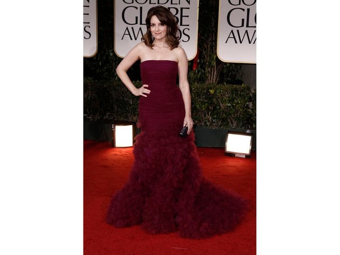 Tina Fey w „syreniej” sukni od Oscara de la Renty. Kreacja mogłaby wypaść dobrze na wysokiej, smukłej, wciętej w talii i zaokrąglonej w biodrach sylwetce. To nie ten przypadek