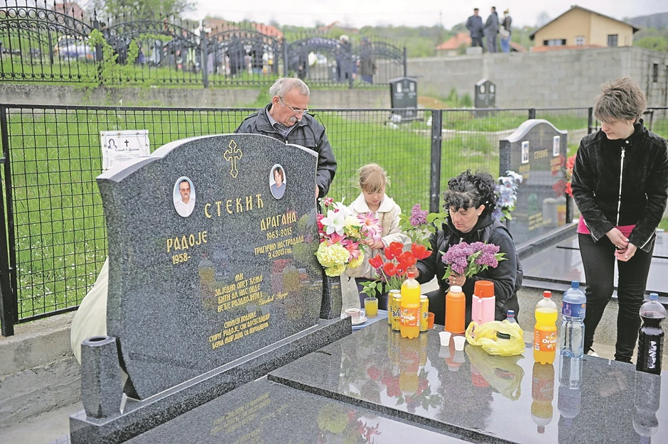 Agonija: Rodbina na grobu Stekića
