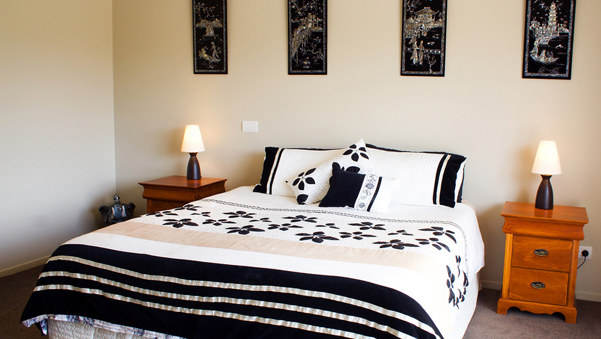 Urządzanie sypialni najczęściej zaczyna się od wyboru łóżka i umiejscowienia go w pomieszczeniu. Najbardziej popularną metodą jest umieszczenie go w centralnym punkcie pokoju, na środku, z wezgłowiem mebla dosuniętym do ściany.