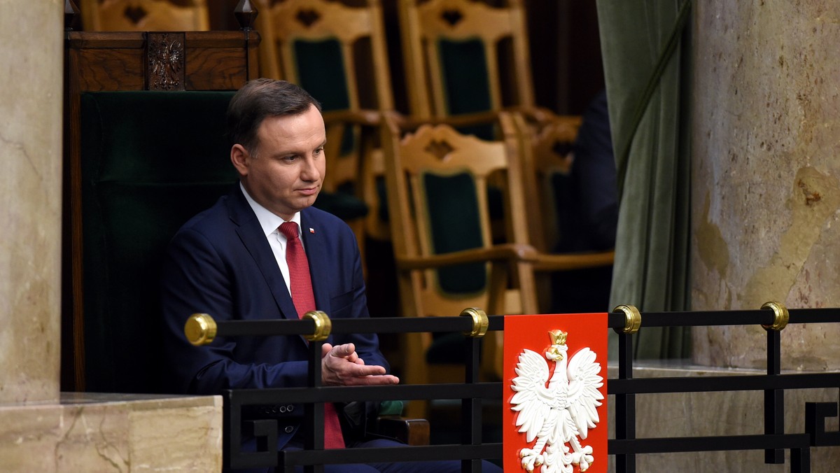 Prezydent Andrzej Duda, Paweł Kukiz oraz premier Beata Szydło - to liderzy listopadowego zestawienia polityków cieszących się największym zaufaniem wśród Polaków - wynika z badania przeprowadzonego przez CBOS.