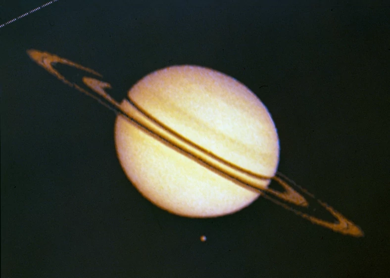 Saturn wraz z Tytanem uchwycony w obiektywie kamery sondy Pioneer 11