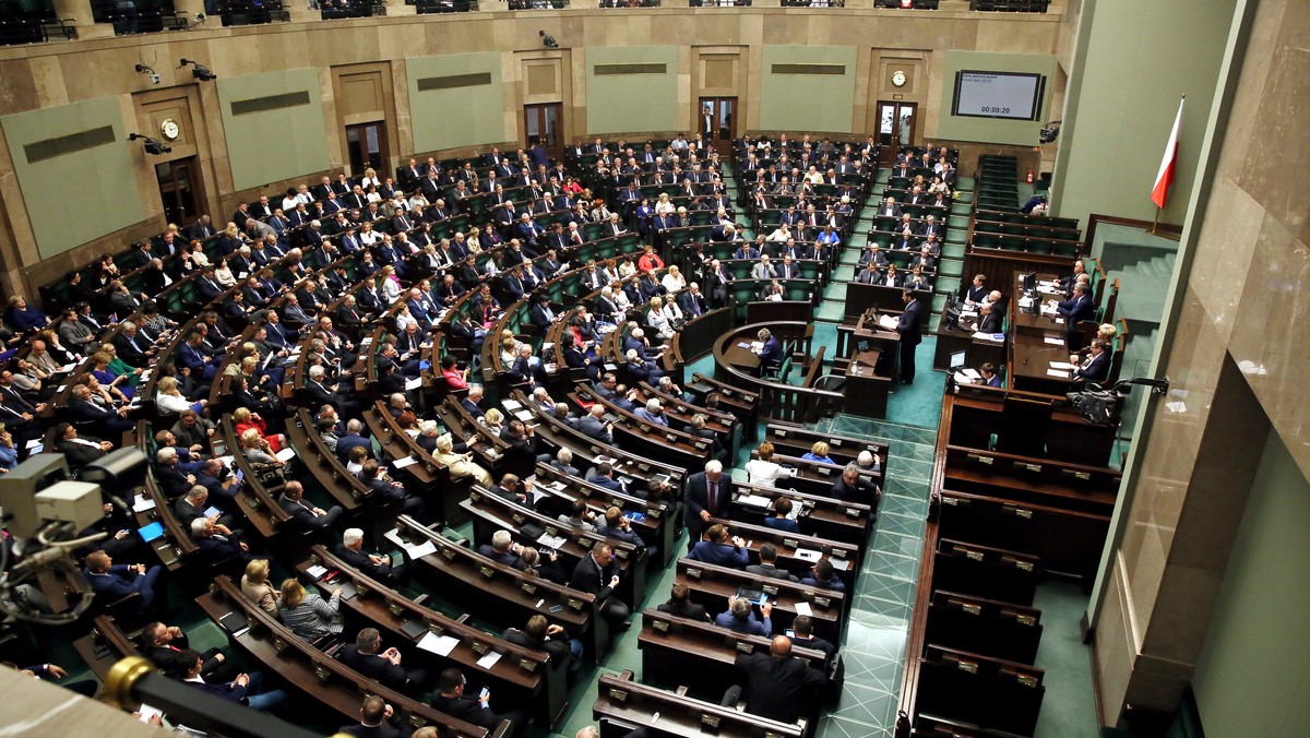 Dzieci, których rodzice zostali pozbawieni władzy rodzicielskiej, nie będą musiały w przyszłości ponosić kosztów ich pobytu w domu pomocy społecznej - zakłada projekt przygotowany przez posłów. Dzisiaj pozytywnie oceniły go sejmowe komisje.