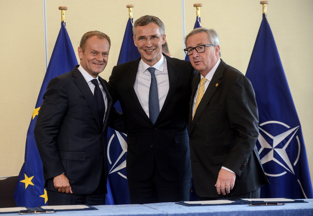 Jean-Claude Juncker, Donald Tusk oraz Jens Stoltenberg podczas uroczystości podpisania Wspólnej Deklaracji NATO-UE.