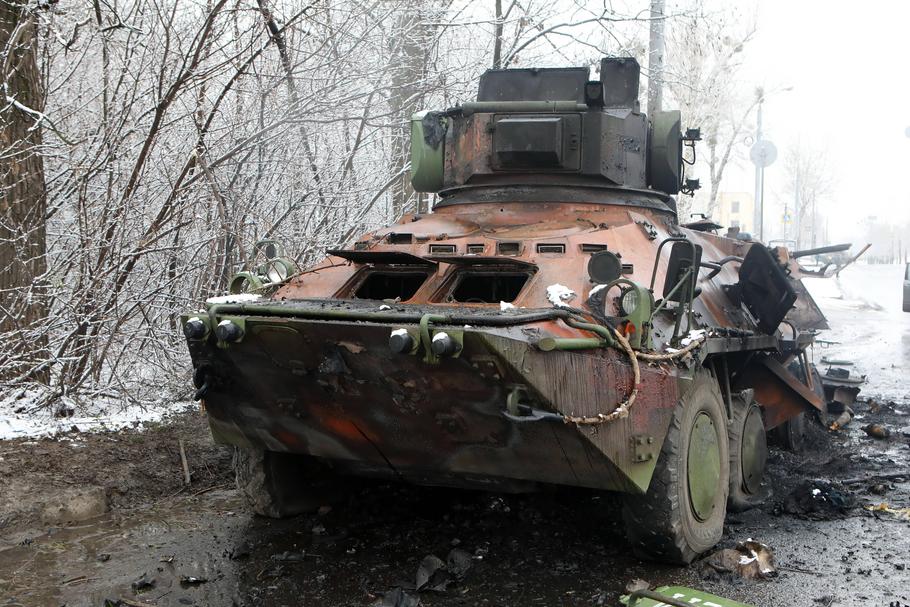 Wypalony rosyjski pojaz opancerzony na przedmieściach Charkowa