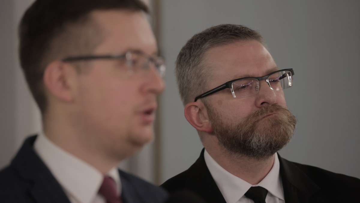 30.03.2021 Warszawa , Sejm . Poslowie Konfederacji od lewej : Robert Winnicki i Grzegorz Braun podczas konferencji prasowej w nt: Stanowisko Konfederacji ws. Funduszu Odbudowy .Fot. Slawomir Kaminski / Agencja Gazeta