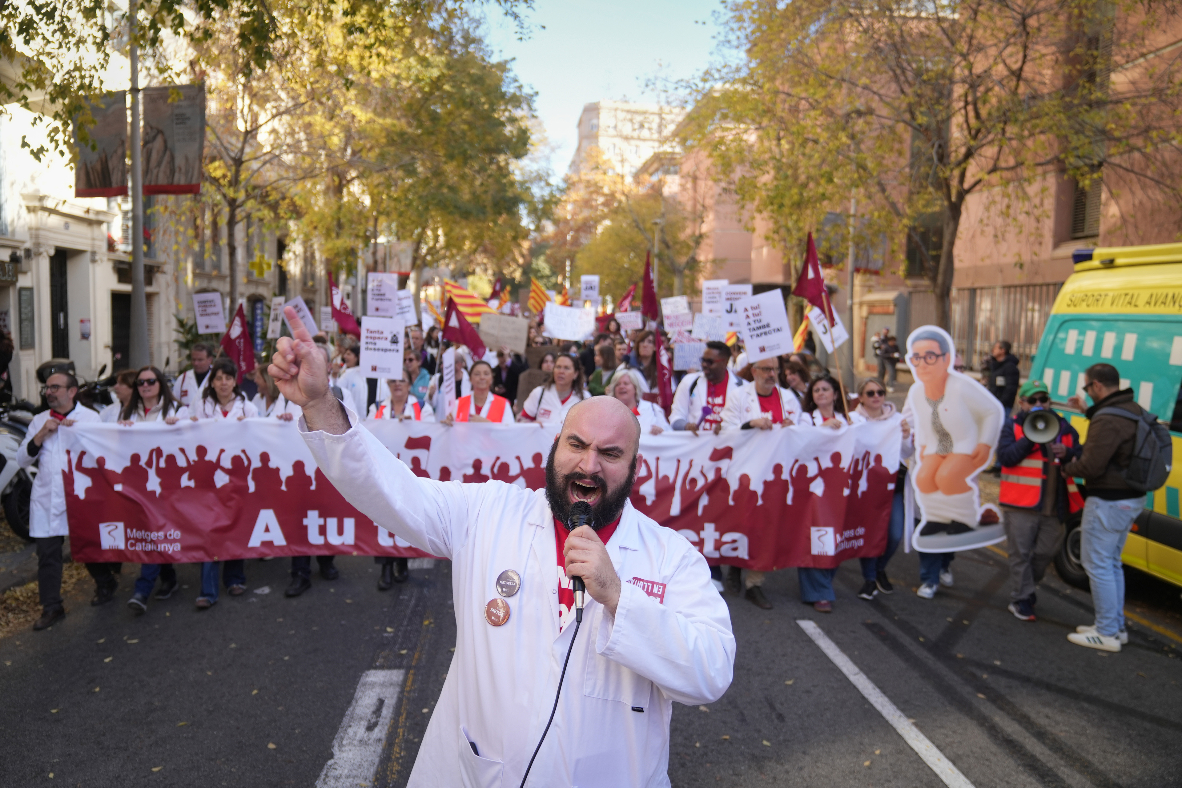 Huelga de médicos en Cataluña: 7,2% oficial vs. 55% según sindicato
