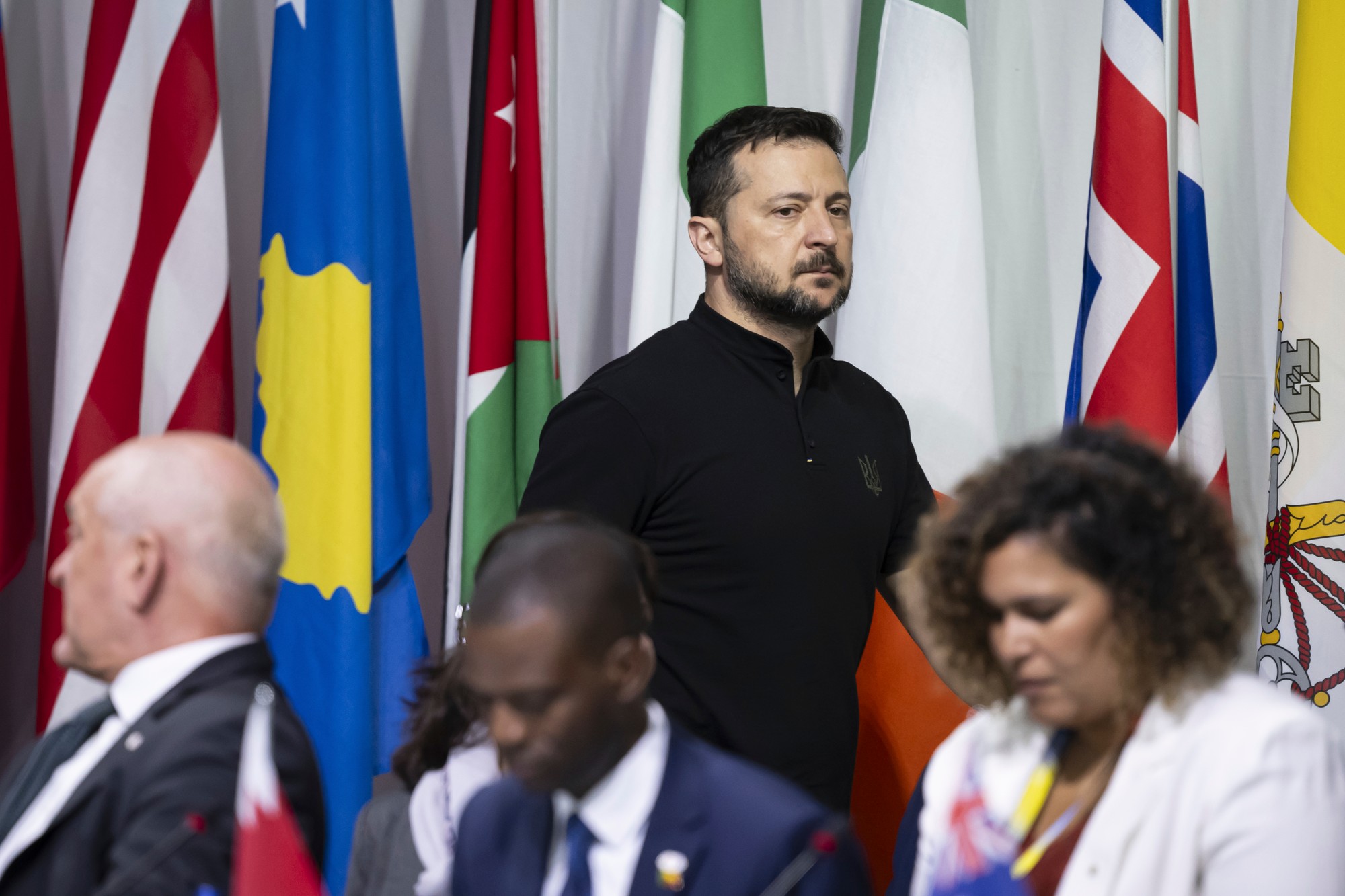 Ukrajinský prezident Volodymyr Zelenskyj prichádza na plenárne zasadnutie na mierovom summite o Ukrajine.