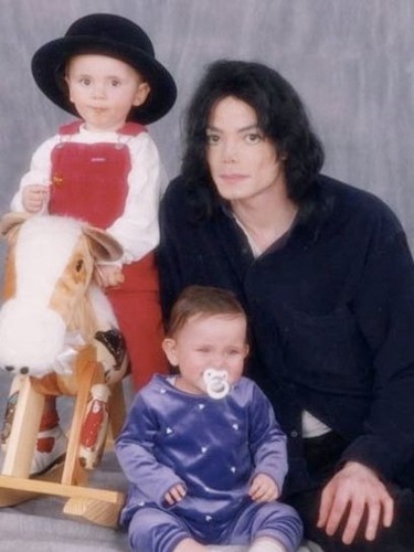 Michael Jackson z dziećmi (zdjęcie udostępnione przez Paris)