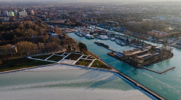 Jég a Balatonon / Fotó: MTI/Vasvári Tamás