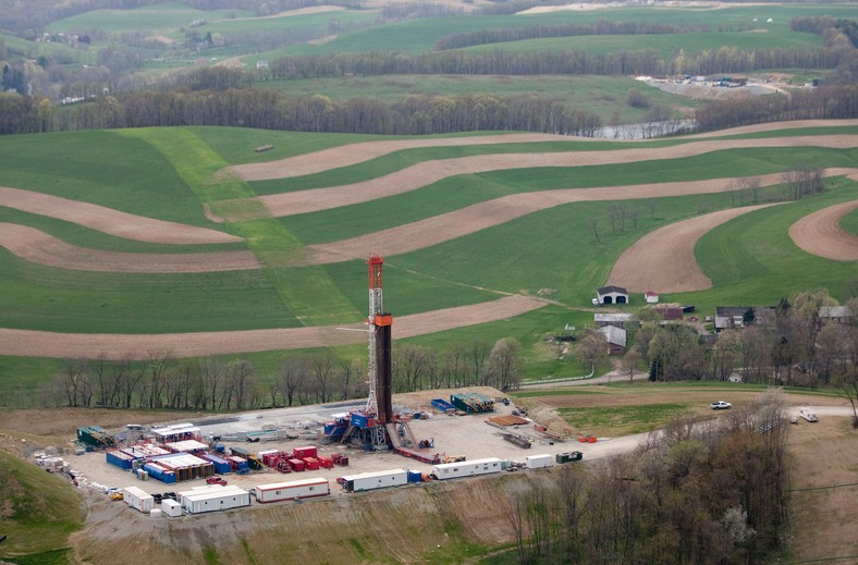 Wydobycie gazu z łupków. Stacja wydobywcza w okręgu Chartiers, hrabstwo Waszyngton w Pensylwanii, USA. Urządzenia służące do wydobycia gazu łupkowego należące do spółki wiertniczej Patterson-UTI.  foto: Andrew Harrer/Bloomberg