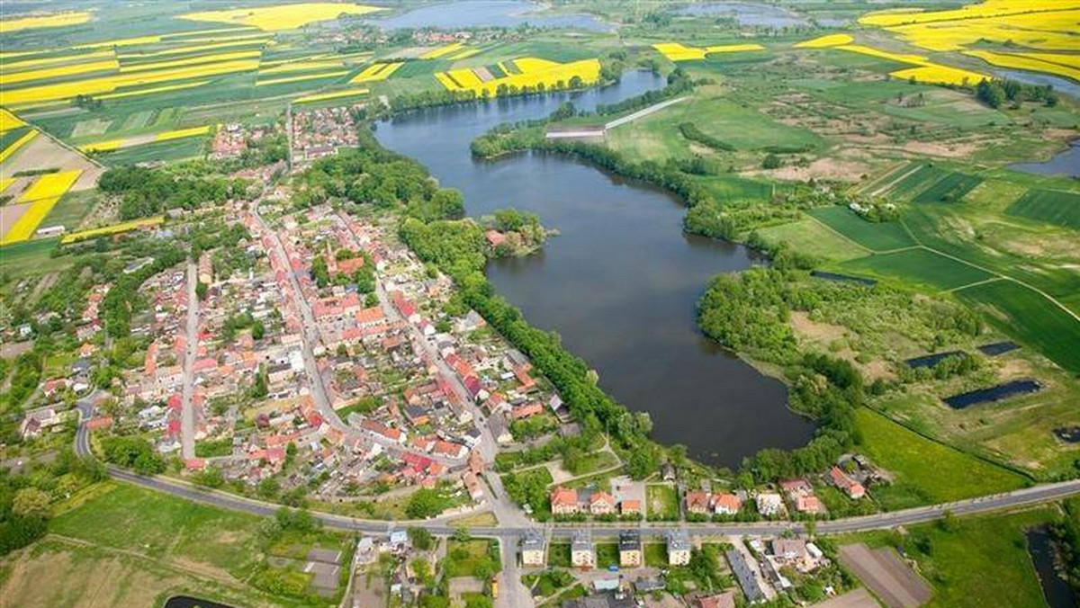 Archeolodzy odkryli w okolicach Trzcińska Zdroju (Zachodniopomorskie) osadę z przełomu epoki brązu i żelaza. Naukowcy natknęli się na nią prowadząc badania w miejscu, gdzie wcześniej znaleziono cenny skarb złożony z zabytków pochodzących z epoki brązu.