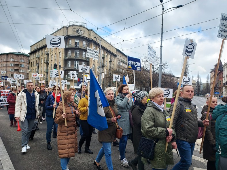 Protestujący podkreślają, że domagają się jedynie respektowania zapisów ustawy z 2022 r.