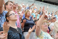 Wierzą w cud uzdrowienia... Ks. Bashobora i tysiące wiernych na Narodowym. ZDJĘCIA