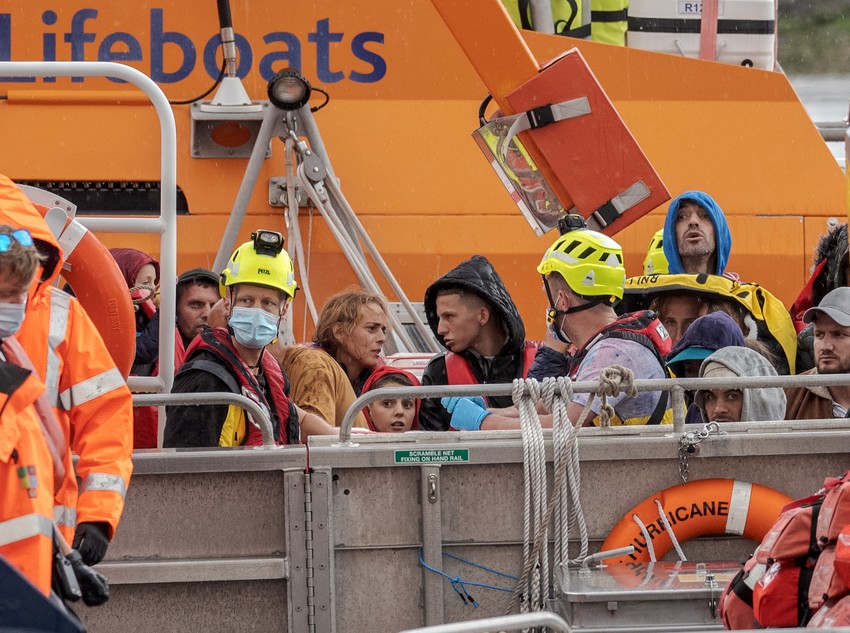Migranti u Doveru nakon prelaska Lamanša u čamcima