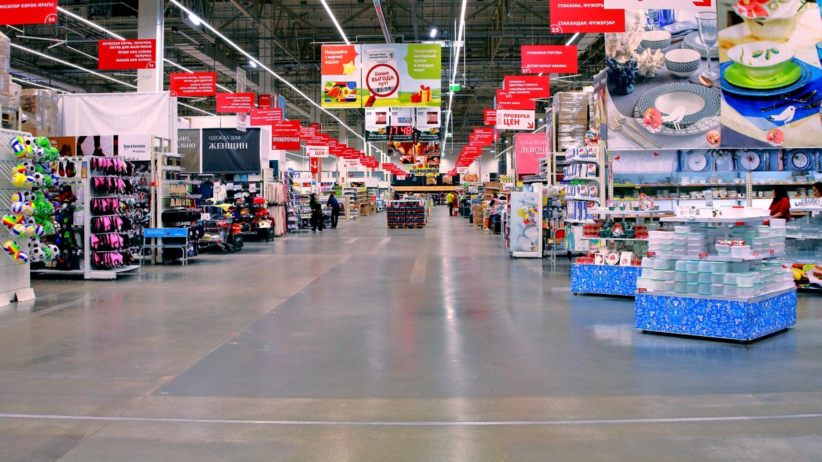Wnętrze hali sprzedażowej hipermarketu Auchan