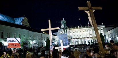 "Oddawali mocz na modlących się przed krzyżem"