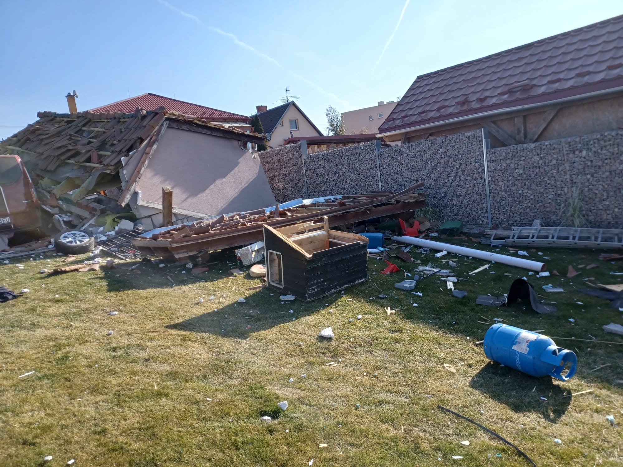 Výbuch vo Veľkých Ripňanoch mala spôsobiť tlaková nádoba s propán-butánom.