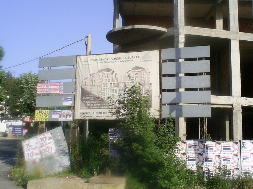 Izgradnja je počela 2004, a oko 340 kupaca trebalo je da se useli do kraja 2009. godine