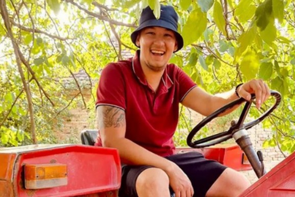 Naš pevač ima veliko imanje van Beograda: Vozi traktor, peče rakiju, a noću radi i peva (FOTO)
