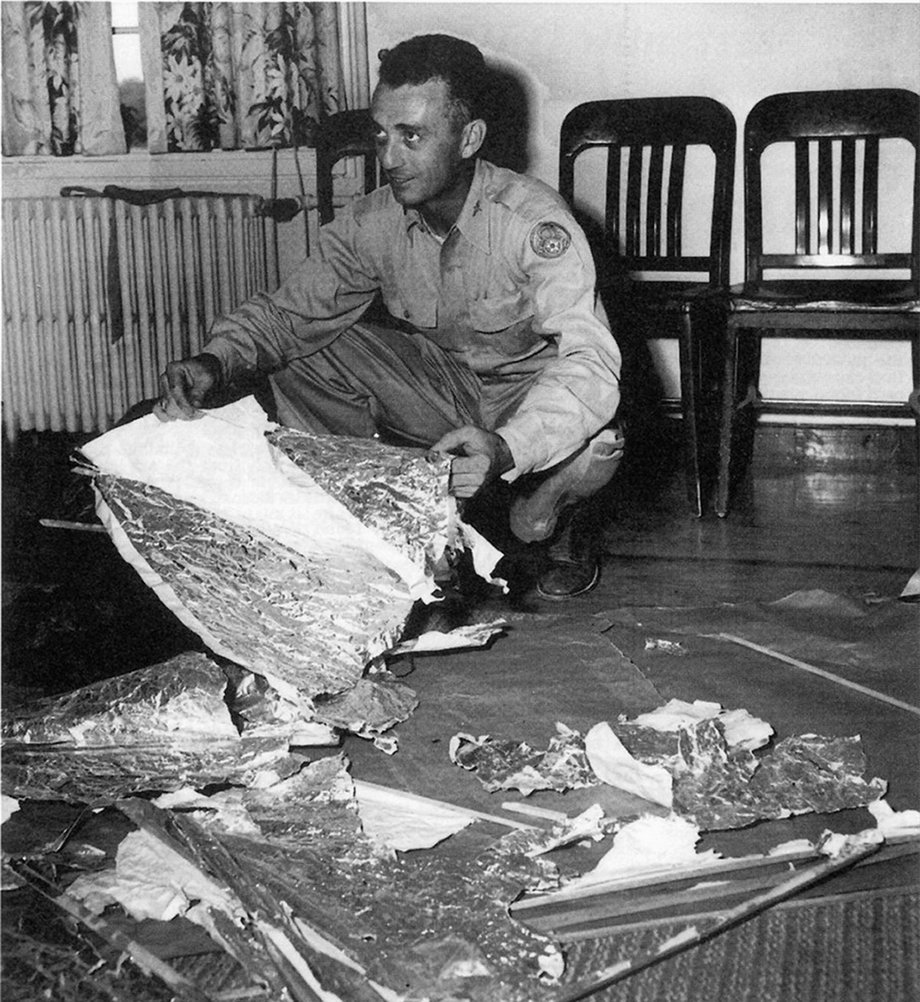 Jesse Marcel, oficer wywiadu, który zbadał i odzyskał część szczątków balonu rozbitego w okolicy Roswell, pozuje z jego pozostałościami. 8 lipca 1947 r.