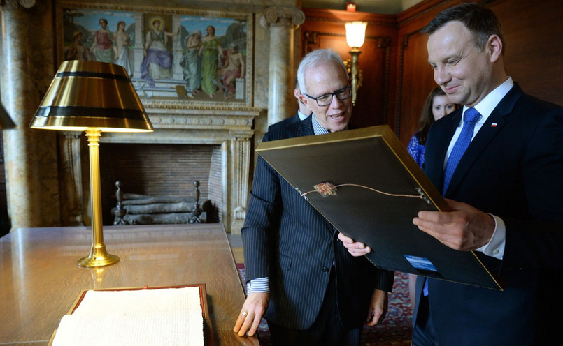 Prezydent RP Andrzej Duda (P) w towarzystwie jednego z dyrektorów biblioteki Roberta Newlena (2P), podczas wizyty w Bibliotece Kongresu USA w Waszyngtonie