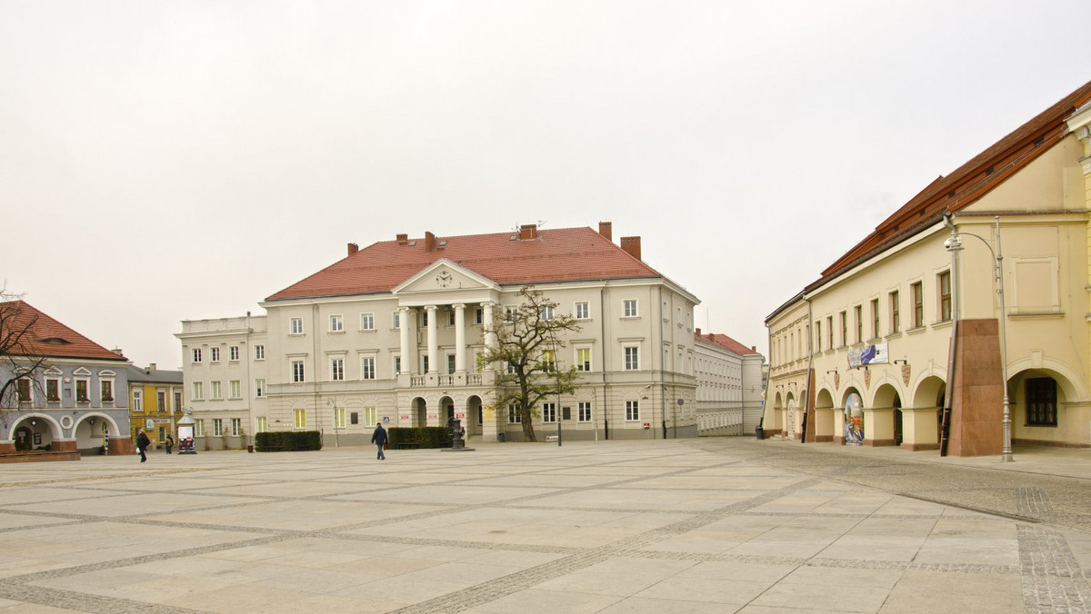 Kielce znalazły się na liście najbardziej zachwycających polskich miast poza głównym szlakiem turystycznym. Miejsc, które przy swojej otwartości jednocześnie urzekają lokalnym klimatem. Zestawienie takie opublikował Skyscanner - wiodąca na świecie wyszukiwarka podróży. Kielce znalazły się na 4 miejscu wśród 7 miast - Przemyśla, Olsztyna, Słupska, Lublina, Płocka i Świdnicy.