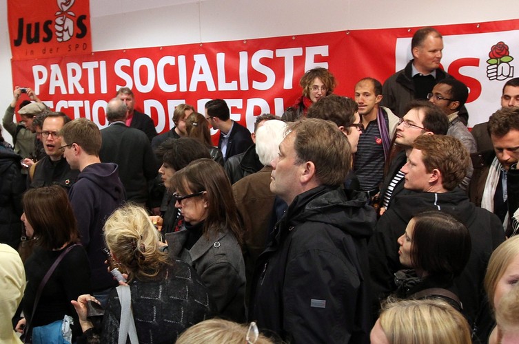 Radość socjalistów po wygranej ich kandydata Francois Hollande'a w wyborach prezydenckich we Francji