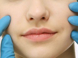 Chirurg plastyczny ma ręce pełne roboty. Dzięki smartfonom