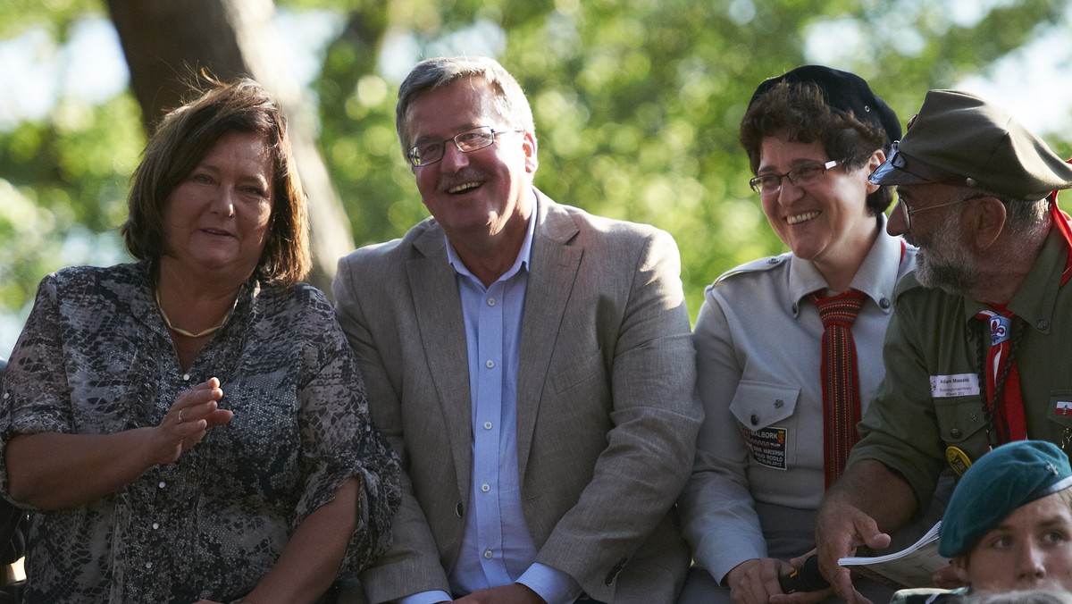 Prezydent Bronisław Komorowski uważa, że harcerstwo to "praca nad sobą i dla innych", aby świat był chociaż trochę lepszy. Podczas spotkania w Czernicy (Pomorskie) z harcerzami z różnych organizacji apelował do nich o wzajemne braterstwo.