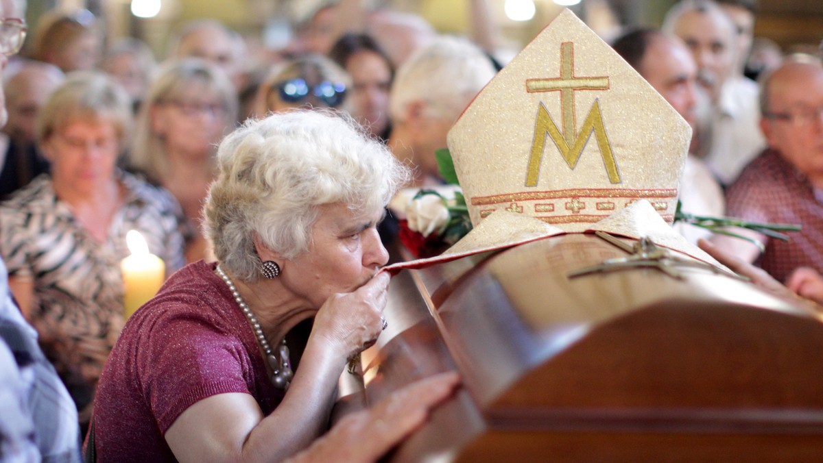 Krakowianie modlą się przy trumnie kard. Franciszka Macharskiego, wystawionej w bazylice oo. franciszkanów. - To był dobry, ciepły człowiek, jesteśmy mu wdzięczni za wszystko, co robił – mówili ci, którzy przyszli go pożegnać.